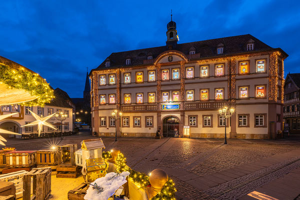 Leuchtender Adventskalender am Neustadter Rathaus