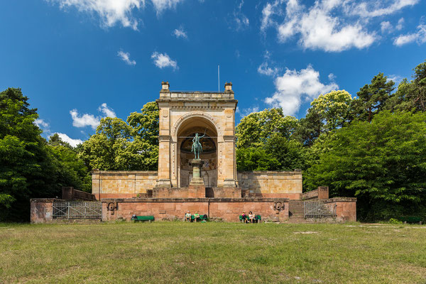 Siegesdenkmal im Frühsommer