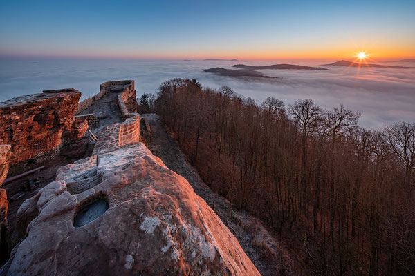 Sonnenaufgang an der Wegelnburg