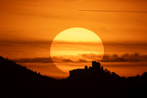 Sonnenuntergang hinter der Burg Trifels