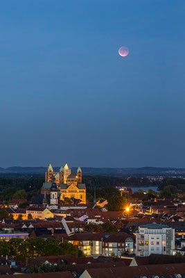 Blutond über den Dächern von Speyer