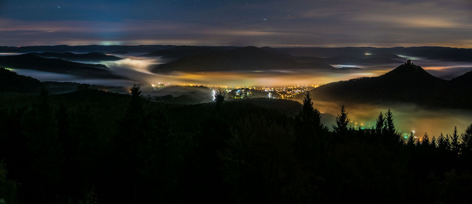 Nebliges Queichtal bei Nacht