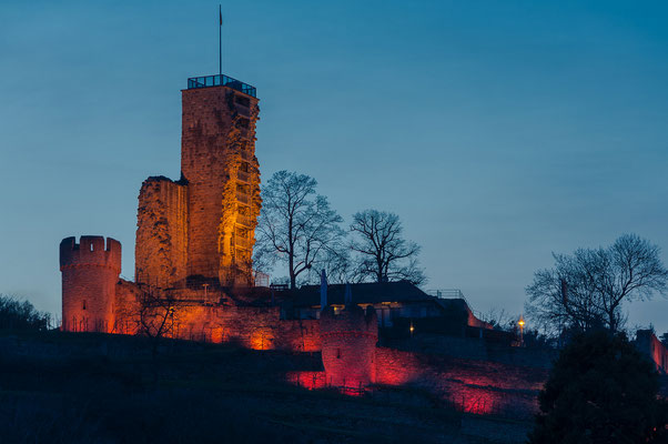 Ruine Wachtenburg im besonderen Licht der "Rosa Wochen" zur Mandelblüte