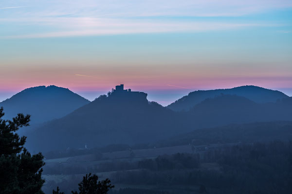 Erste Morgenröte am Trifels