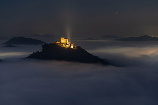 Abendnebel am Hohenberg mit Blick zum Trifels