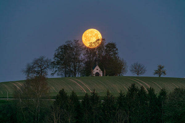 Monduntergang hinter der Reifenberger Kapelle