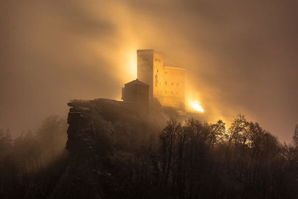 Trifels im Nebel