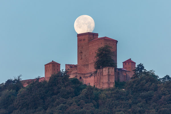 Vollmonduntergang hinter dem Trifels