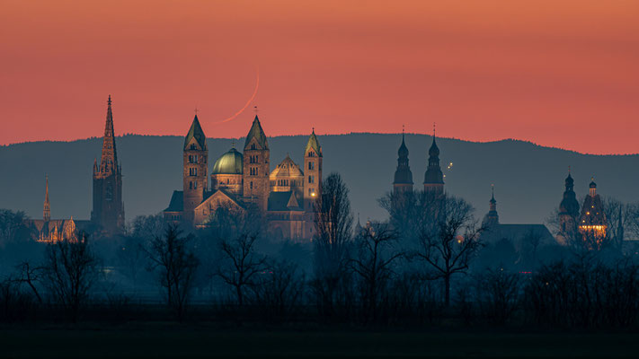 Untergang des Sichelmondes hinter dem Speyerer Dom