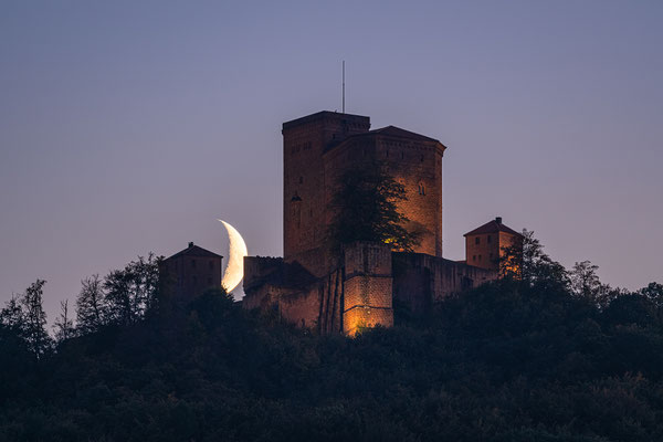 Monduntergang hinter dem Trifels