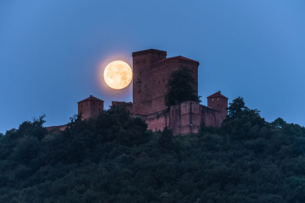 Vollmonduntergang hinter dem Trifels