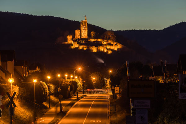 Weihnachtlich geschmückte Wachtenburg im Abendlicht