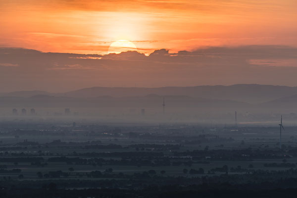 Sonnenaufgang über der Rheinebene