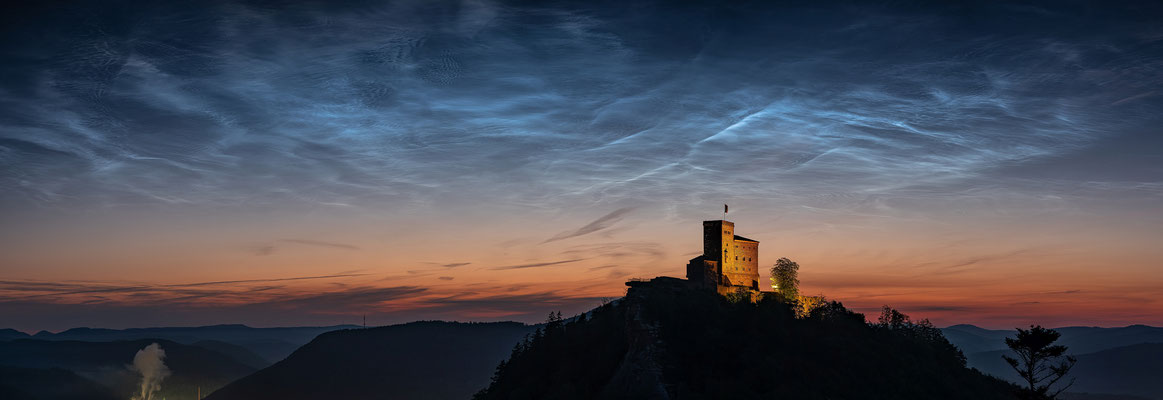 Endlich! Nach jahrelangen Versuchen: leuchtende Nachtwolken hinter der Burg Trifels!