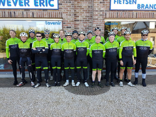 Groepsfoto in onze nieuwe club outfit bij één van de sponsors (Fietsen Eric De Wever 16-feb-2019)