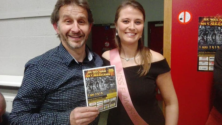 Onze Jan kon het niet laten om met Miss Flandrienne 2019 Ellen De Smet op de foto te gaan (Buggenhout 29-maa-2019)