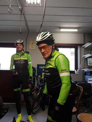 Na afloop van de zondagrit drink bij onze sponsor ter gelegenheid van zijn opendeurdag (fietsen Eric De Wever 24-maa-2019)