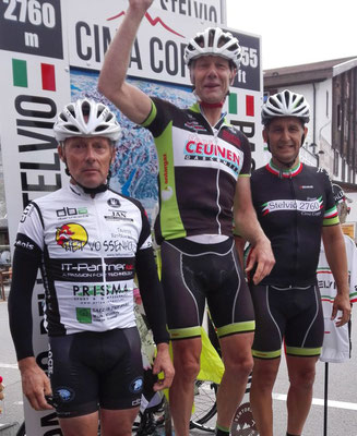 Marc V, Jean en Jan H op de top van de Stelvio (Cima Coppi)