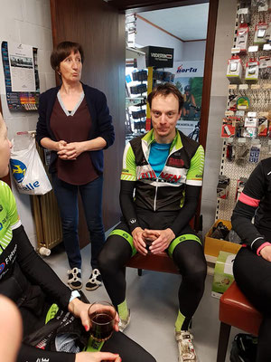 Na afloop van de zondagrit drink bij onze sponsor ter gelegenheid van zijn opendeurdag (fietsen Eric De Wever 24-maa-2019)