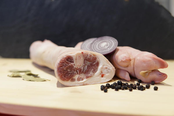 Unsere Schweine haben auch Füße. Perfekt zum Sülze kochen.