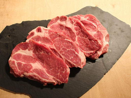 Steaks vom glücklichen Weideschwein