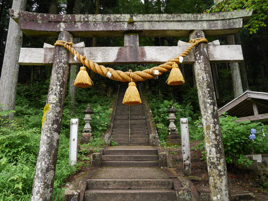 根道神社は階段を上ります