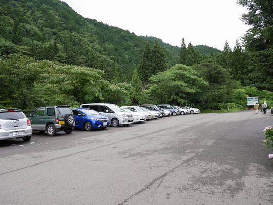 国道沿いの駐車場（神社鳥居横にも数台の駐車場はあります）