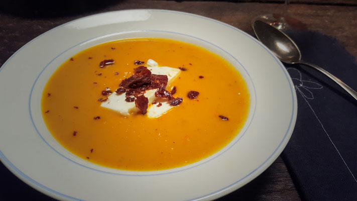 ein teller kürbissuppe
