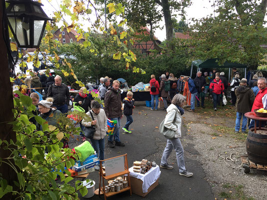 Da und dort - Dorfflohmarkt. 3. Oktober 2019 in Hockeln. Foto: Bernhard Glasow