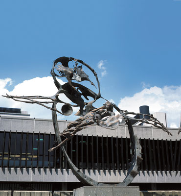 Icarus / bronze / 350×450×130cm / 1975-78 / Ministry of Posts and Telecommunications[Rome]　イカルス / ブロンズ / 電気通信省[ローマ]