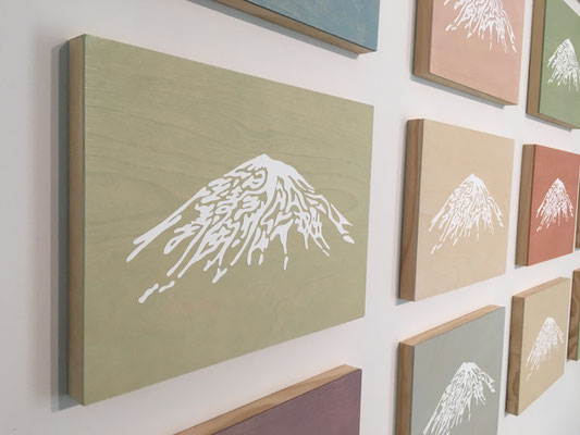 Mt.Fuji “一旦緩急アレバ義勇公ニ奉シ” / oil stain on wood panel, cutting sheet / 333×242mm / 2018