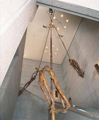 Tightrope Walkers / bronze / 1000×550×550cm / 1991 / Shimonoseki City Art Museum　綱渡り師たち / ブロンズ / 下関市立美術館