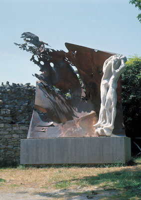 Sculpture Polymaterial / stone, copper, bronze / 490×490×160cm / 1974 / Michelangelo Museum [Caprese Michelangelo, Tuscany]　スカルプチュア・ポリマテリアル / 石、銅、ブロンズ / ミケランジェロ生地博物館 [トスカーナ州カプレーゼ・ミケランジェロ]