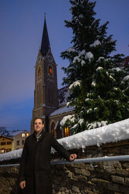 02. Dezember 2023: Besinnliche Hinführung in den Advent - Glockenkundler und -kompnoist Thomas Zimbelmann beim Glockenkonzert vor dem beleuchteten Glockenstuhl