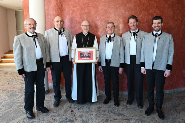 14. Jänner 2024: Kaiserschützen-Messe - Überreichung des Erinnerungs-Geschenkes vom vergangenen Adventkonzert (02.Dezember 2023) an Abt German Erd