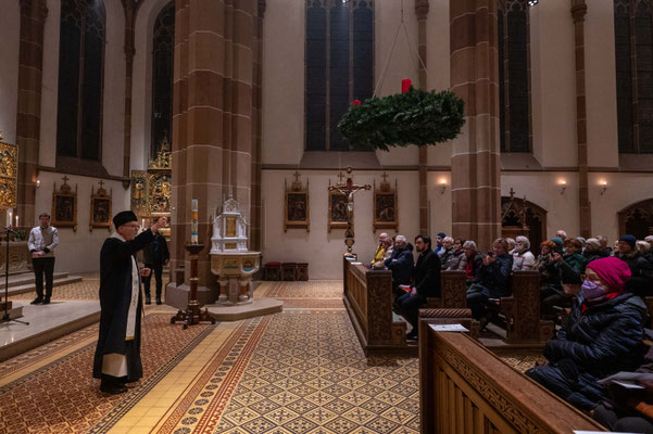 02. Dezember 2023: Besinnliche Hinführung in den Advent - Abt German Erd bei der Adventkranzsegnung