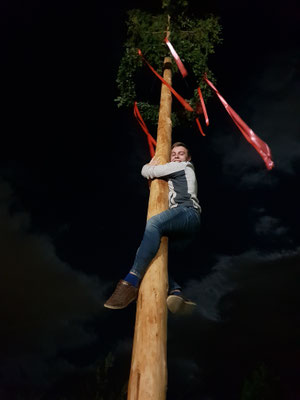 01. Mai 2018: St.Nikolauser Maifest - Ein Maibaum-Kraxler versucht um 01.40Uhr sein Glück!