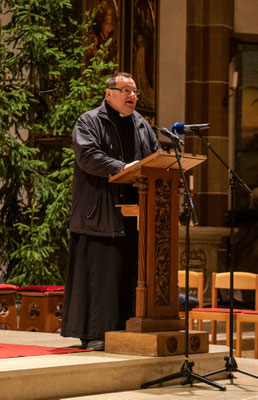 21. Dezember 2019: Besinnliches Adventsingen mit Erzbischof Dr. Alois Kothgasser und dem größten Tiroler Männerchor - Begrüßung durch HH Pfarrer Marek Ciesielski