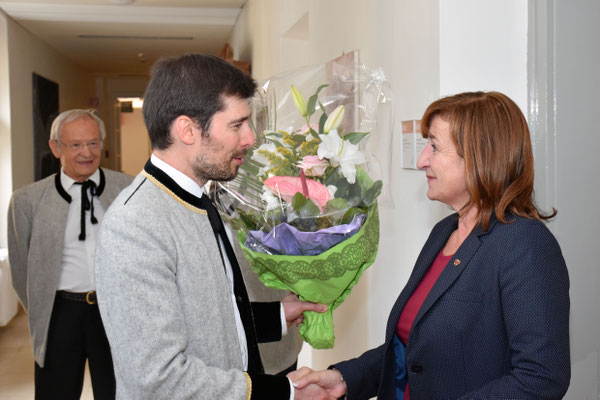 14. August 2018: Geburtstags-Ständchen für Landesrätin Beate Palfrader - Blumenübergabe und Glückwunschworte durch Obmann und Chorleiter Emmanuel Dallapozza