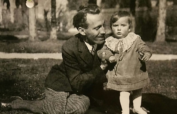 28. Februar 2020: Requiem von "Ehrengast" Herta Ebenbichler - Der liebevolle Vater Artur Kanetscheider mit seiner geliebten Tochter Herta (1928)