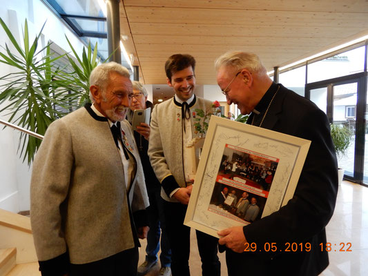 29. Mai 2019: Geburtstags-Ständchen für "Ehrenmitglied" Erzbischof Alois Kothgasser - Übergabe der Geschenke 