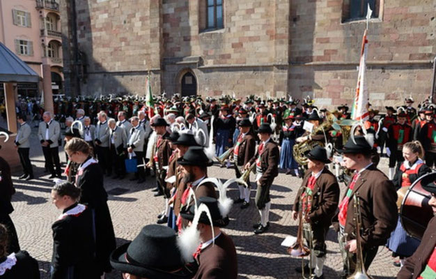 22. April 2023: Bundesversammlung des Südtiroler Schützenbundes - starke gesangliche Unterstützung der Blasmusikkapelle Kurtinig an der Weinstrasse bei "Der gute Kamerad" und der Tiroler Landeshymne