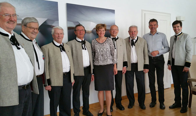 18. Juni 2018: Geburtstags-Ständchen für Vize-Bürgermeisterin Christine Oppitz-Plörer - Bürgermeister Georg Willi sang auch mit