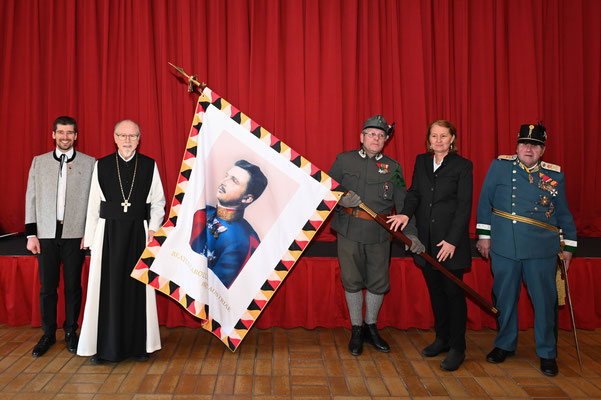 14. Jänner 2024: Kaiserschützen-Messe - vor der neuen Fahne der Kaiserschützen Hall in Tirol