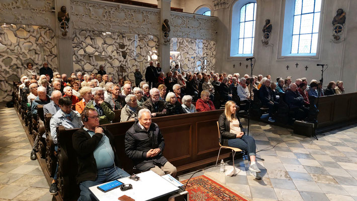 27. Mai 2025: Tiroler Marienlob - Bis auf den letzten Platz gefüllte "Alte Spitalskirche" in Innsbruck