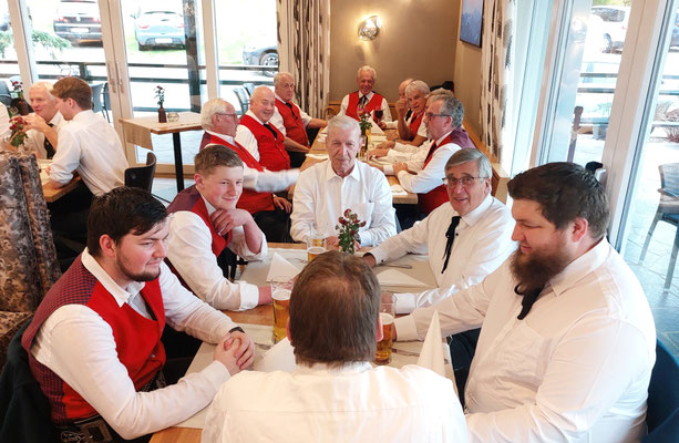 02. November 2025: Krieger-Gedenkfeier - gemütliches Beisammensein bei Speis und Trank im Camping-Restaurant "'s Aschach"