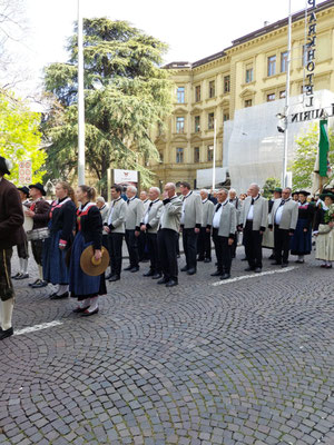 22. April 2023: Bundesversammlung des Südtiroler Schützenbundes - Aufstellung zum Abmarsch hinter der Blasmusikkapelle Kurtinig an der Weinstrasse