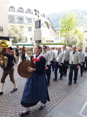 22. April 2023: Bundesversammlung des Südtiroler Schützenbundes - Marsch durch die Bozner Altstadt zum Dom