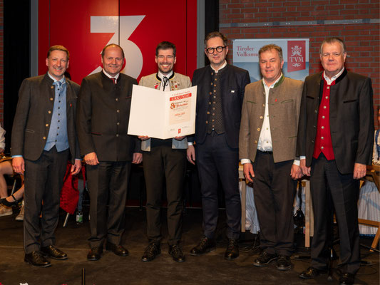31. Jänner: 9. Tiroler Volksliedwettbewerb "A Liadl lasst's hearn" - Überreichung der Urkunde