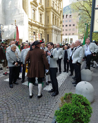 22. April 2023: Bundesversammlung des Südtiroler Schützenbundes - Zusammenkunft in der Laurinstrasse; letzte Abklärung mit Organisator Major Peter Frank
